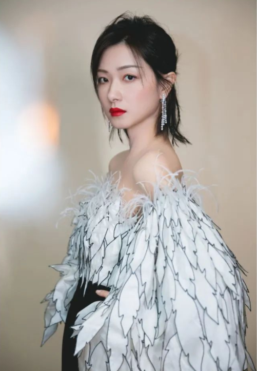 可鹽可甜的萬茜，不僅演技精湛，私服搭配更是驚豔