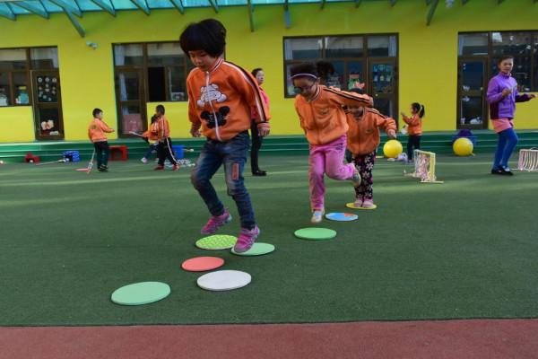 體育活動會有效地鍛鍊到幼兒園學生們的思維能力以及身體素質