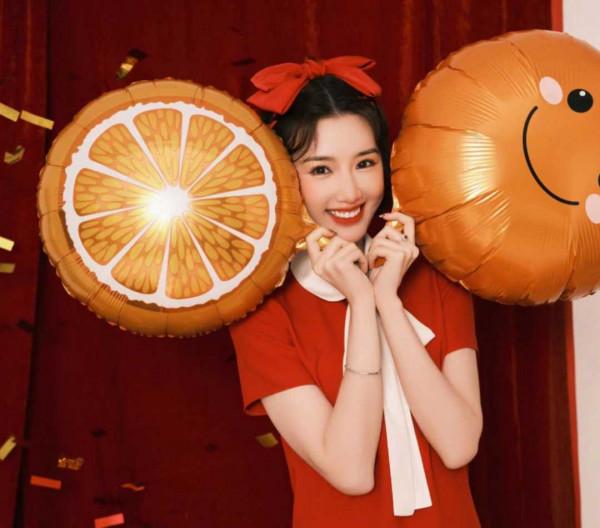 毛曉彤&OpenCurlyDoubleQuote;開春&rdquo;穿搭太美了，穿紅色襯衫裙甜美減齡，像大學生一樣