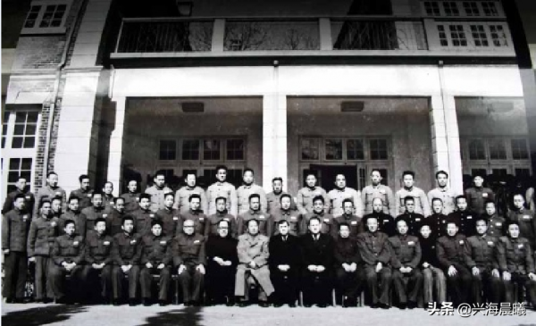 軍委確定的戰役系軍級以上學員是24名，畢業時為何變為52名？