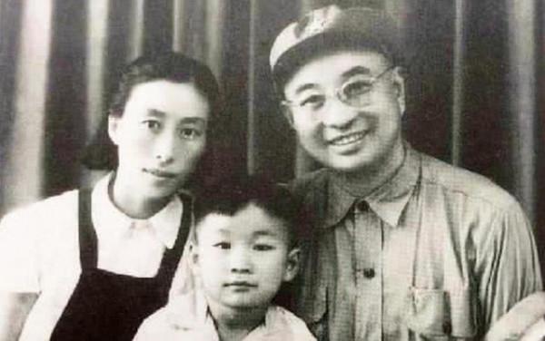 開國大將陳賡路子狂野，先搬空朱德蘋果，後藏毛主席煙