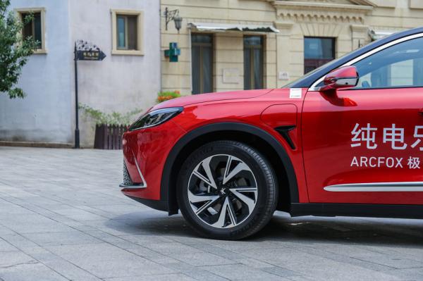 真實試駕極狐阿爾法S：底盤超穩，智慧輔助駕駛系統有點意思！