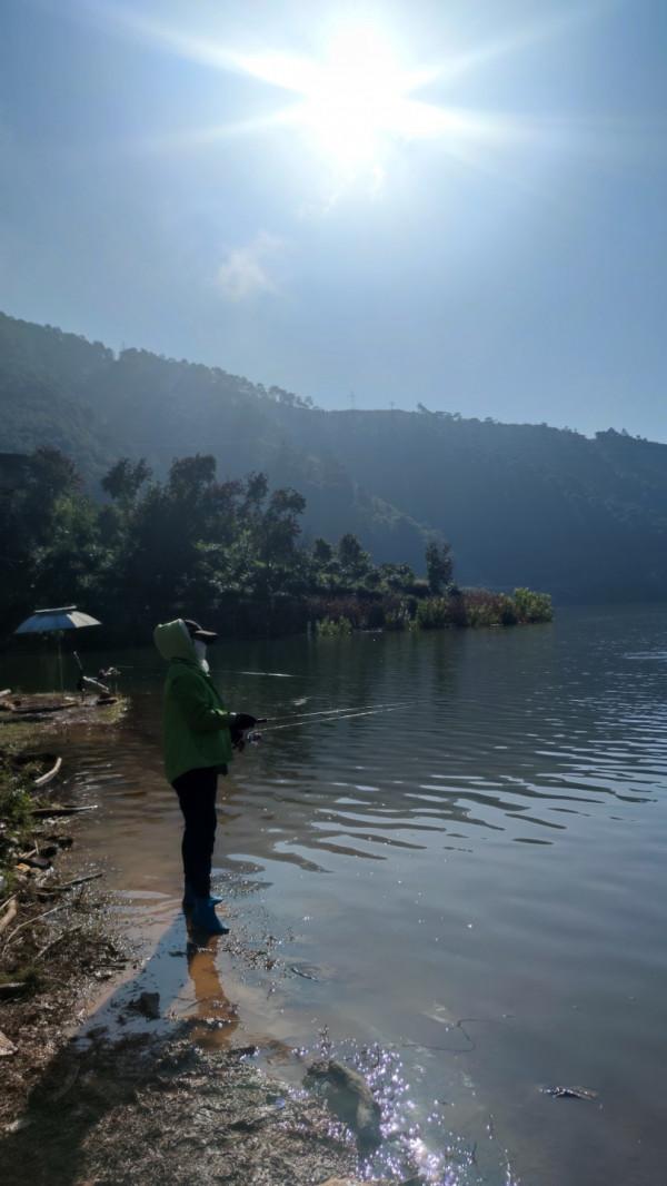 梅子姐又玩路亞又玩手竿，痴迷釣魚連老公的年假也用上了