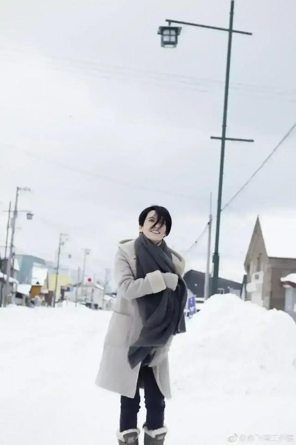 俞飛鴻身輕如燕，踏雪無痕，欣賞雪景太美了