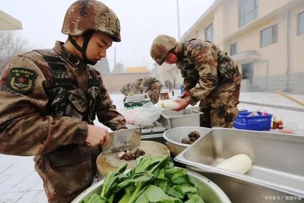 上士和四級軍士長服役期滿，“退伍”和“轉業”該如何選？