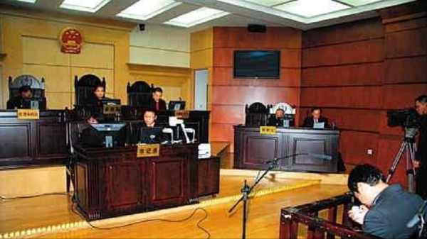 2009年丈夫拔管殺妻說是愛，卻和女同事密切聯絡，岳母：賠一千萬