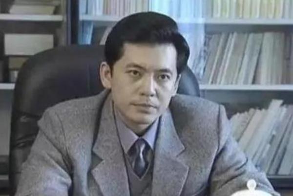 “趙政委”何政軍：娶初戀，妻子為他退出娛樂圈，結婚29年無緋聞