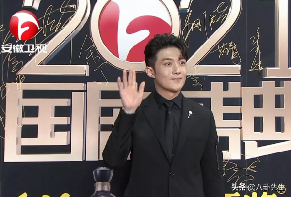 國劇盛典紅毯:張萌臉腫,董潔劉濤狀態好,黎耀祥鄧萃雯久違合體 國劇盛典紅毯:張萌臉腫,董潔劉濤狀態好,黎耀祥鄧萃雯久違合體