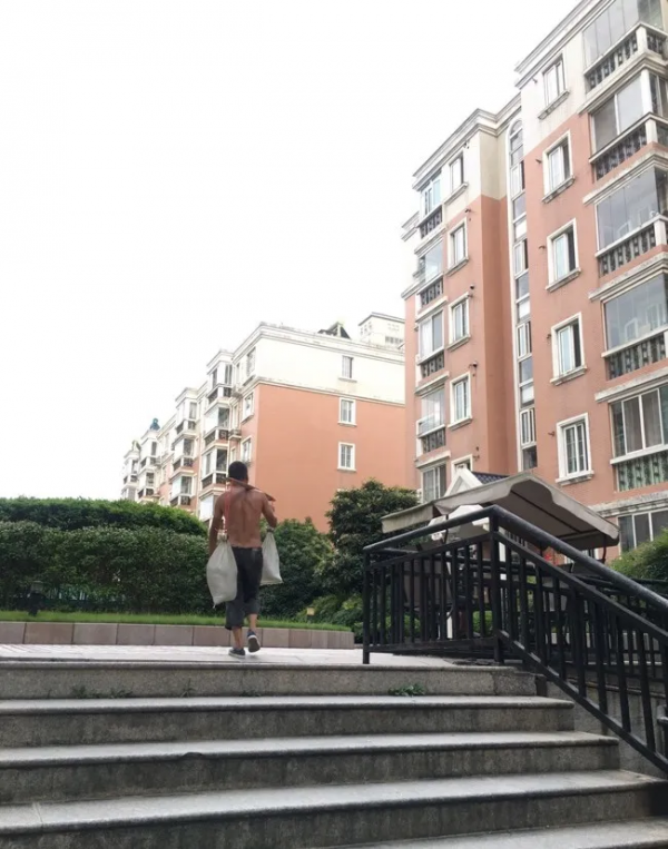 絕了！90㎡老房改造成“極簡黑白灰”，高階感爆棚