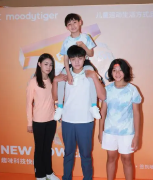 ABCD媽：哈佛畢業在家帶娃，丈夫出身財閥家庭，他們家到底多有錢