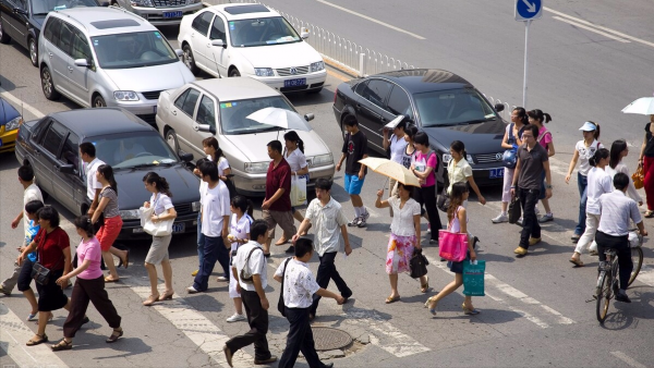 美國小夥認為中國落後破敗，來到中國一探究竟，結果不願再回美國
