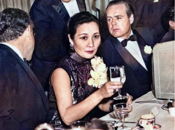 解放前，國軍少將闖入一地下黨房間，拔槍道：我有重要情報給黨