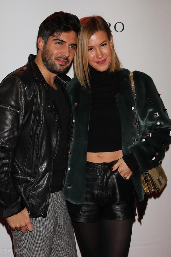 沃爾克-赫根巴特和訂婚的奧利弗-韋德甜蜜相擁幸福洋溢