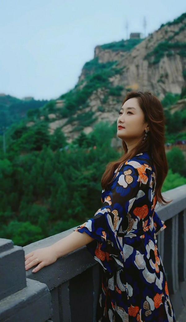 玲花真是越活越瀟灑，在群山中開演唱會太瀟灑，穿碎花裙優雅滿滿