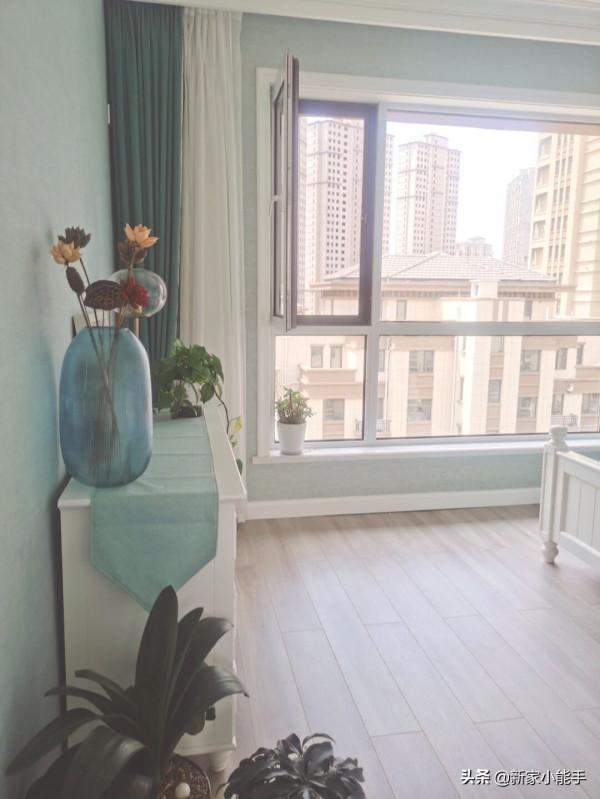 她家最頂層上下兩層的新房，很有空間感，露天陽臺做花園真羨慕