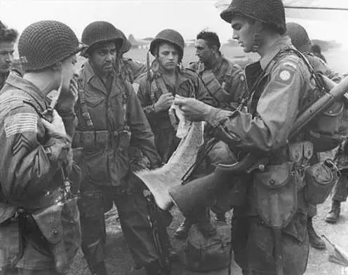 二戰期間西西里島戰役，數千人的盟軍空降兵不戰而潰被自己人全殲