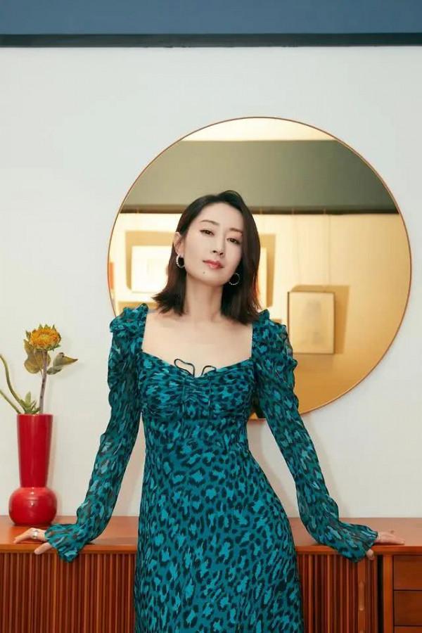 女人40一枝花，3位人到中年才爆紅的女星，越老越有韻味…