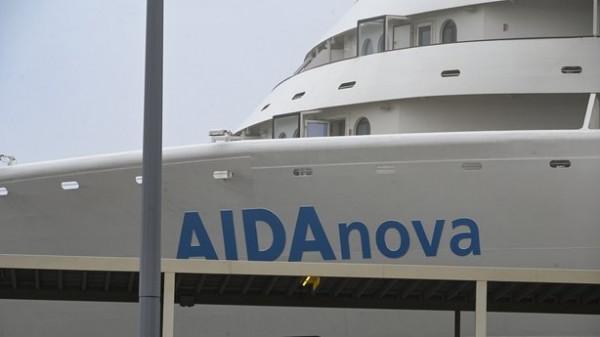 爆發新冠疫情的郵輪乘客被困5天后，今天獲准下船