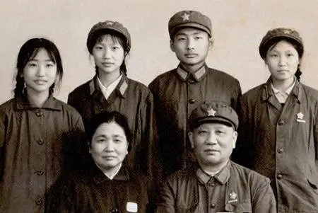 低調的開國上將，夫人被護士嘲笑為鄉巴佬，8個子女無將軍