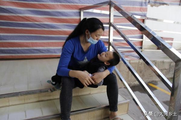 男童突然發病確診重症,爸爸藉故外出,耳聾媽媽獨自帶他艱難求醫 男童突然發病確診重症,爸爸藉故外出,耳聾媽媽獨自帶他艱難求醫