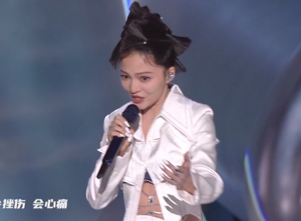 眾星年貨晚會，鞠婧禕萬年妝，阿嬌大嬸既視感，蔡徐坤man爆