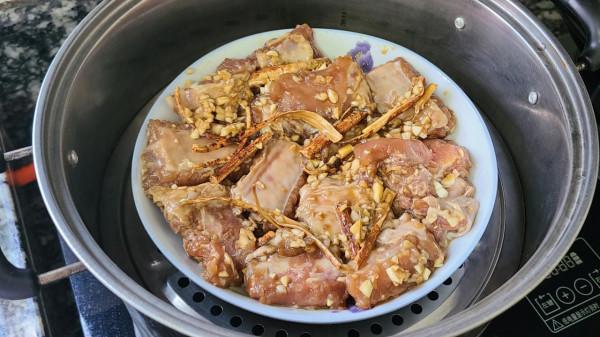 五指毛桃蒸排骨,廣東很火的一道菜,香味濃郁又好吃,味道特別 五指毛桃蒸排骨,廣東很火的一道菜,香味濃郁又好吃,味道特別