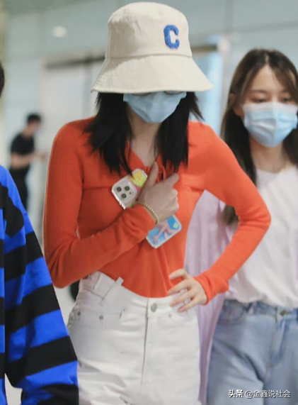 迪麗熱巴瘦過頭,走機場全程用手提褲子,多虧腰臀比例好 迪麗熱巴瘦過頭,走機場全程用手提褲子,多虧腰臀比例好