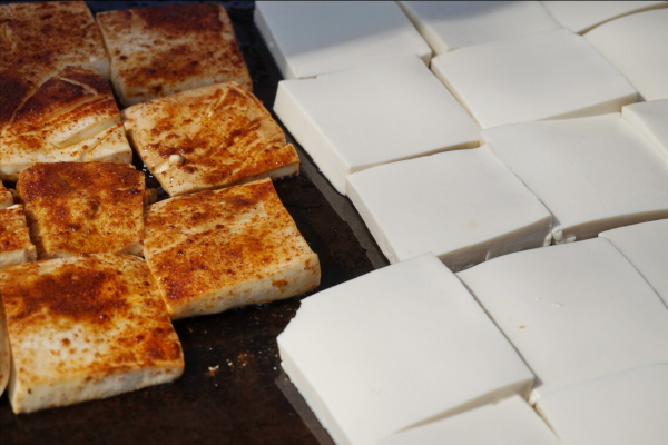 冬天饞豆腐，用不著出門買，一把黃豆一勺白醋，自己在家就能做