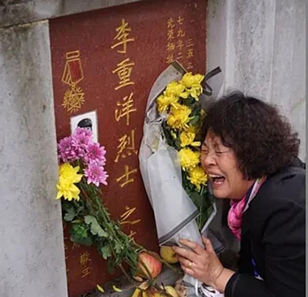 20歲軍人為國捐軀，4位親人相繼離世，39年後唯一的姐姐前來哭祭