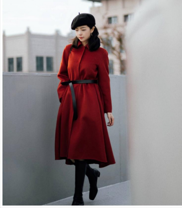紅色大衣怎麼穿不顯豔俗，試試這些搭配方式，高階又明豔