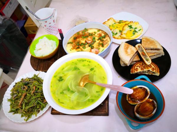 中秋節老兩口的極簡早餐，20元吃到扶牆，網友：認真生活真好