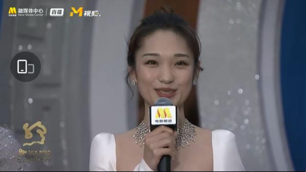 央視“六公主”主持團，穿華服走紅毯，董卿接班人戴奢華珠寶撐場