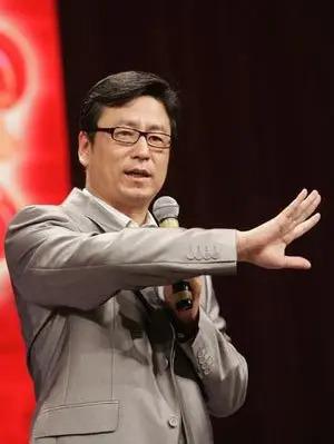 娶大學校友，用筆和妻子交流，兒子不崇拜他，白巖松婚姻狀況如何