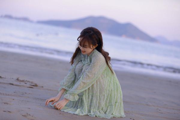 李子璇綠紗裙海邊寫真大片曝光 牽狗狗俏皮甜笑元氣滿滿 李子璇綠紗裙海邊寫真大片曝光 牽狗狗俏皮甜笑元氣滿滿
