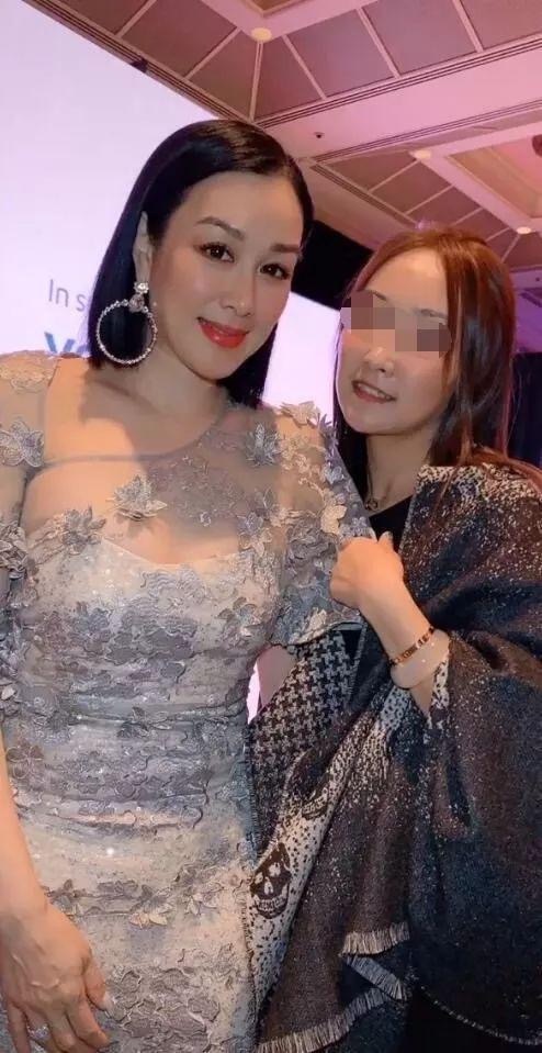 鍾麗緹過51歲生日,面板狀態明顯比同齡婆婆好,但沒她一半真實 鍾麗緹過51歲生日,面板狀態明顯比同齡婆婆好,但沒她一半真實