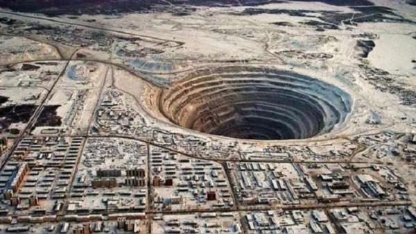 蘇聯企圖挖穿地球，花費24年結果如何？人類能挖穿地球嗎？