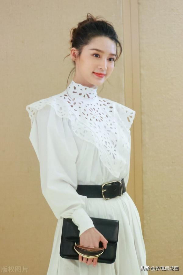 李沁身著白色高領刺繡襯衫搭配府綢長裙仙氣飄飄