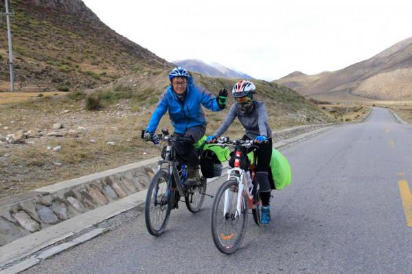川藏騎行意義何在？13驢友雨中起爭執，結果太氣人