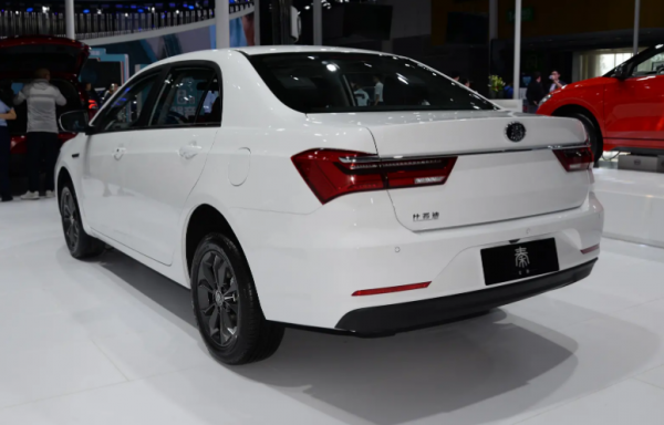 科技感十足的家用車，比亞迪秦價格親民，平順性較強