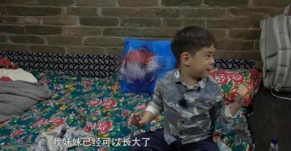 二胎女兒再露面？杜江一家人外出遊玩，霍思燕牽著女孩手毫不避諱