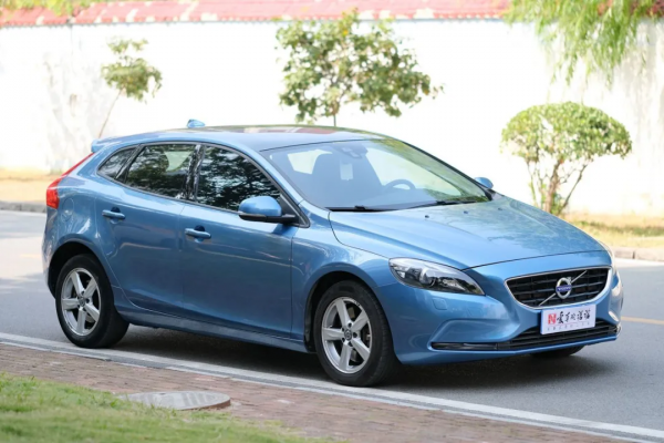二手沃爾沃 V40：十萬級的品質代步車，安全又省心