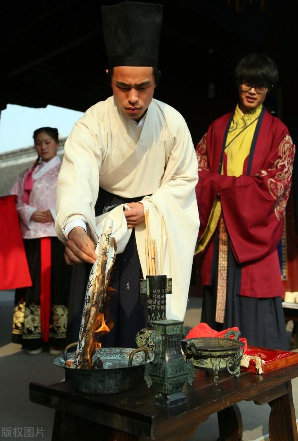 八月十五有講究，男不拜月，女不祭灶，為什麼