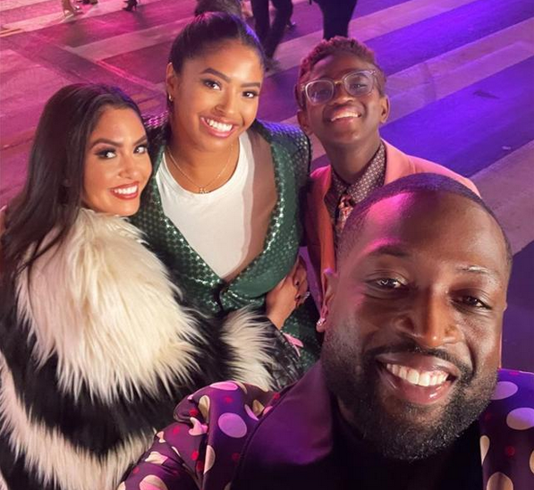 魔術師“兒子”合影瓦妮莎母女，身穿皮草短靴同框神似一家三口