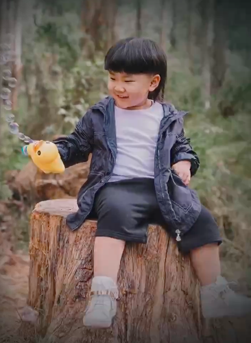 郭德綱妻子現身聚會，瘦出瓜子臉尖下巴明顯，戴鑽石手鐲難掩富貴