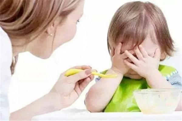 媽媽不讓寶寶吃鹽,爺爺說那你們出去住 媽媽不讓寶寶吃鹽,爺爺說那你們出去住