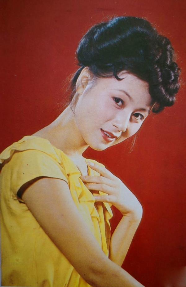 奔六的馬蘭依然很美,黑色系穿搭高雅貴氣,和餘秋雨甜蜜如新婚 奔六的馬蘭依然很美,黑色系穿搭高雅貴氣,和餘秋雨甜蜜如新婚