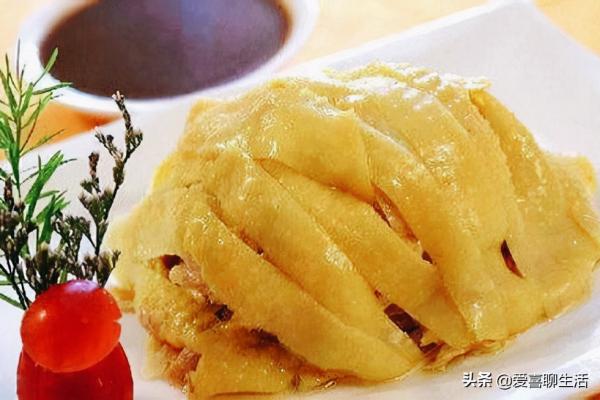 為什麼廣東人的鹽焗雞色澤金黃鹹香入味？原來秘密在這裡，很簡單