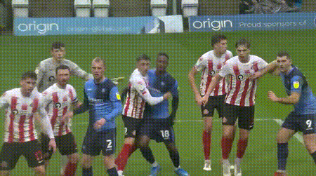 泰山壓頂！97分鐘絕平後 200斤巨獸跳隊友身上慶祝