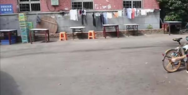 河南大姐天天炒菜8小時,破屋一年收入上千萬,來晚了吃不到 河南大姐天天炒菜8小時,破屋一年收入上千萬,來晚了吃不到