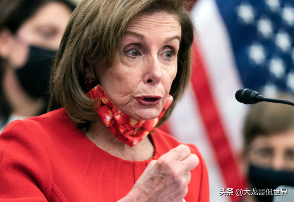 國會暴亂1週年，佩洛西帶頭默哀，她身穿大紅衣服，表情痛苦